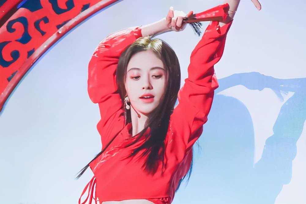 JDB电子试玩网页版：
“四千年玉人”鞠婧祎 身高是谜 换鞋藏小心思 偶像负担太重？(图2)